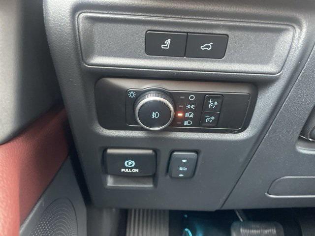 used 2024 Ford Expedition car, priced at $43,402