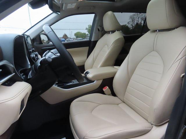 used 2021 Toyota Highlander car, priced at $35,500