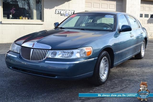 used 2001 Lincoln Town Car car, priced at $6,999