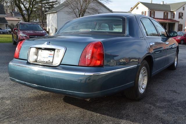 used 2001 Lincoln Town Car car, priced at $6,999