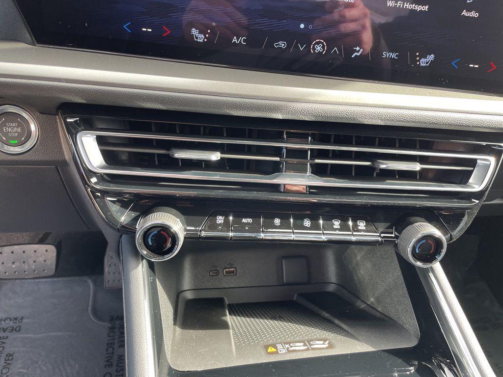 new 2026 Chevrolet Traverse car, priced at $43,230