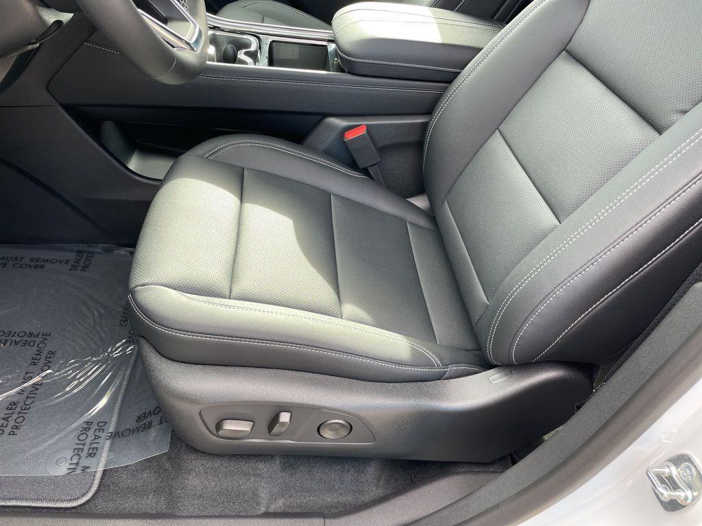 new 2026 Chevrolet Traverse car, priced at $43,230