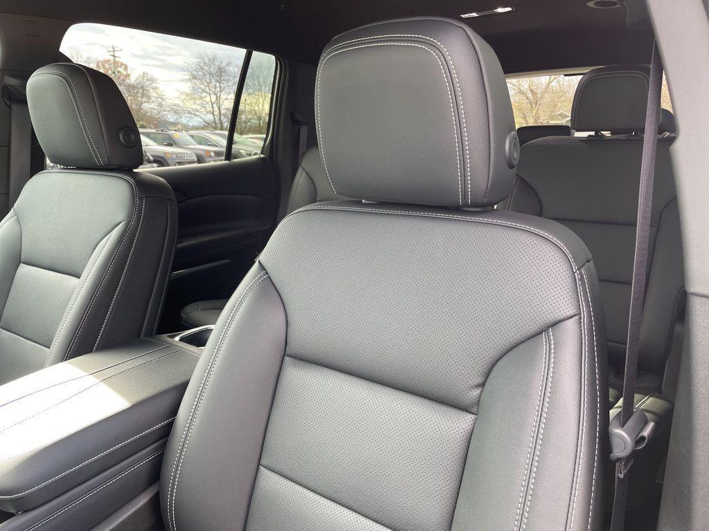 new 2026 Chevrolet Traverse car, priced at $43,230