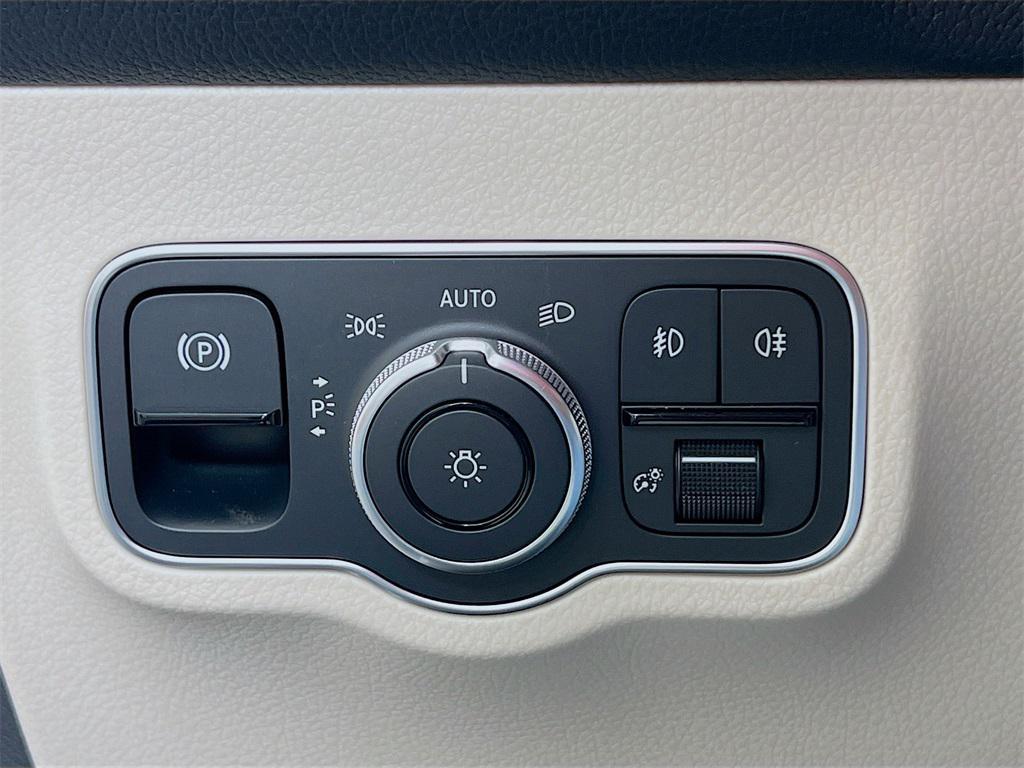 new 2025 Mercedes-Benz GLB 250 car, priced at $46,550