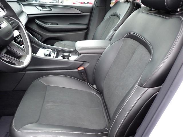 new 2025 Jeep Grand Cherokee car, priced at $42,097