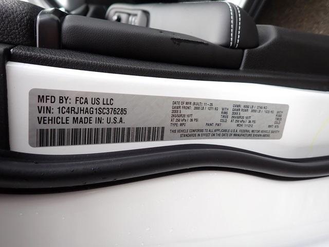 new 2025 Jeep Grand Cherokee car, priced at $42,097