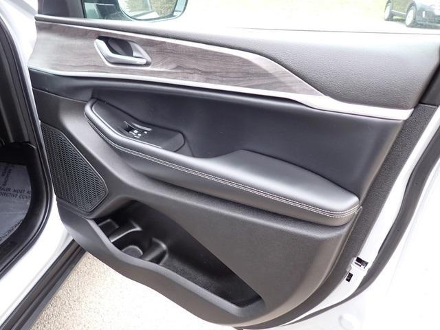 used 2024 Jeep Grand Cherokee car, priced at $36,870