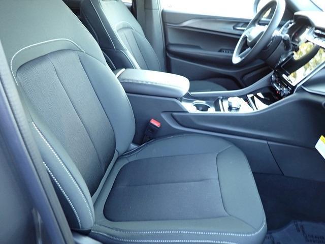 new 2025 Jeep Grand Cherokee car, priced at $37,001