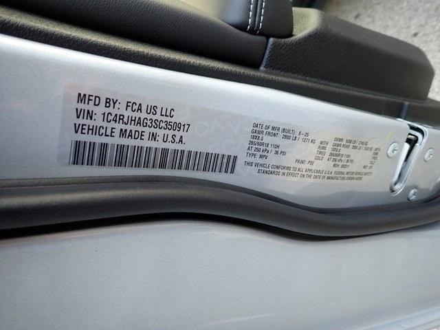 new 2025 Jeep Grand Cherokee car, priced at $37,125