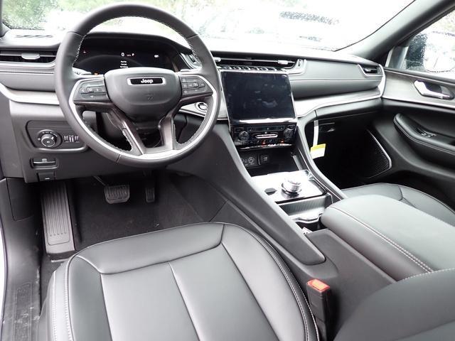 new 2025 Jeep Grand Cherokee car, priced at $45,135