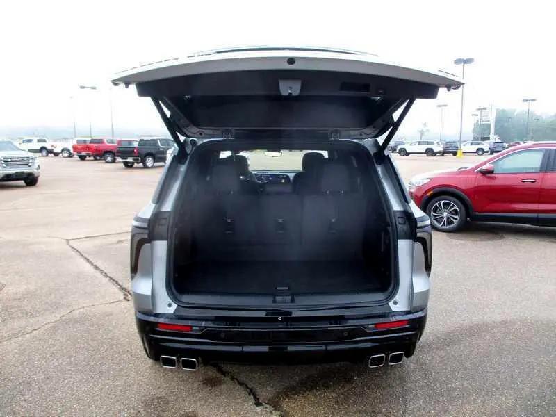 used 2024 Chevrolet Traverse car, priced at $52,870