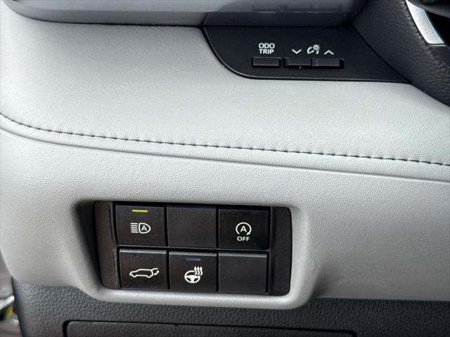 used 2023 Toyota Highlander car, priced at $28,900
