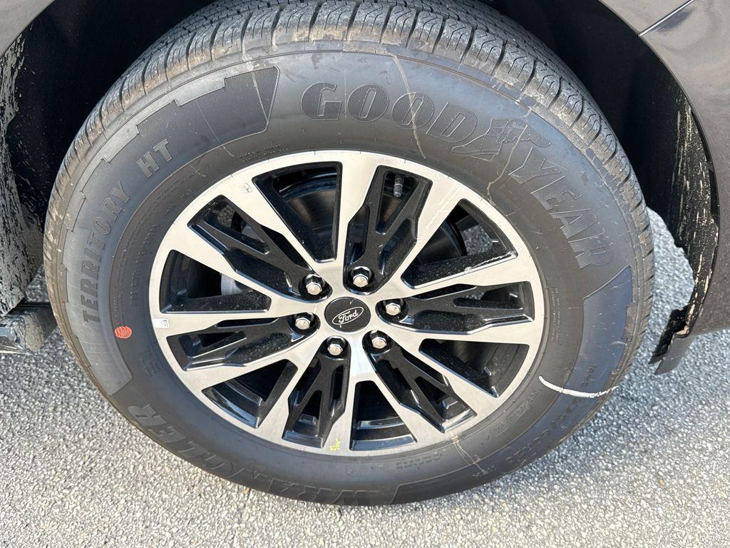new 2025 Ford Expedition car, priced at $75,215