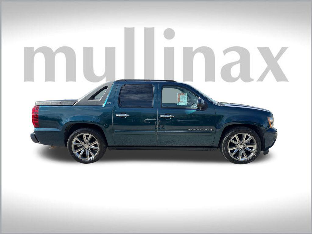 used 2007 Chevrolet Avalanche car, priced at $11,900