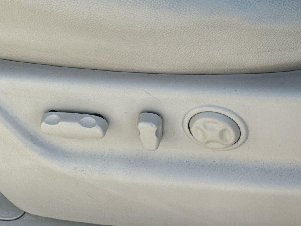 used 2007 Chevrolet Avalanche car, priced at $11,900
