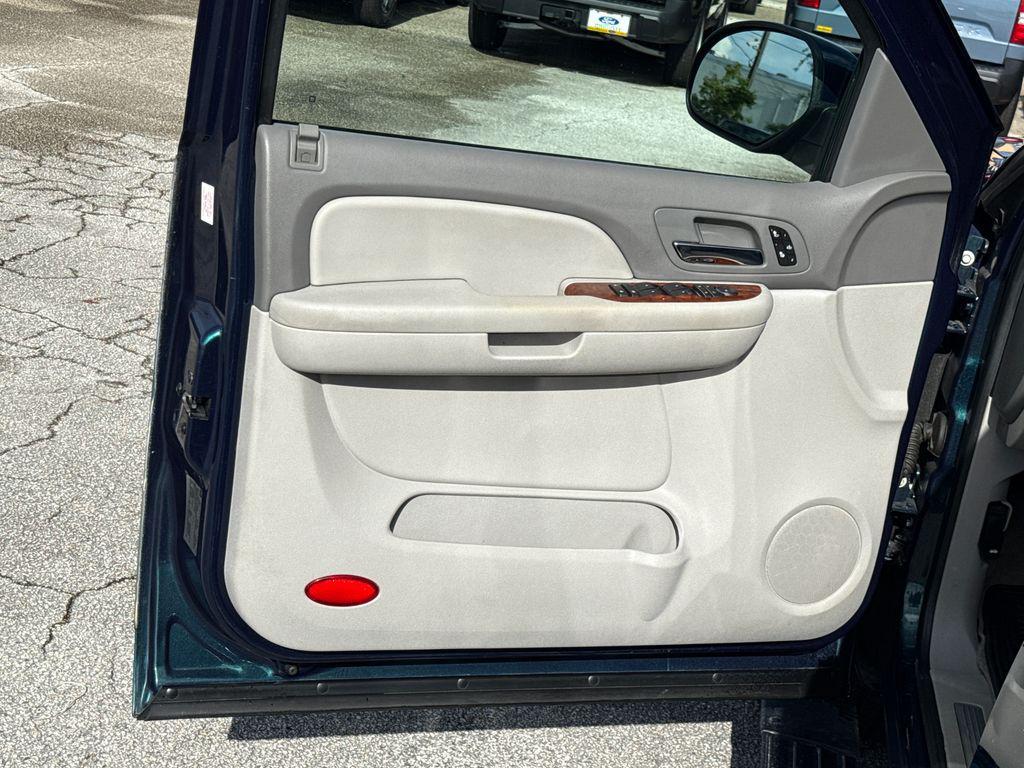 used 2007 Chevrolet Avalanche car, priced at $11,900