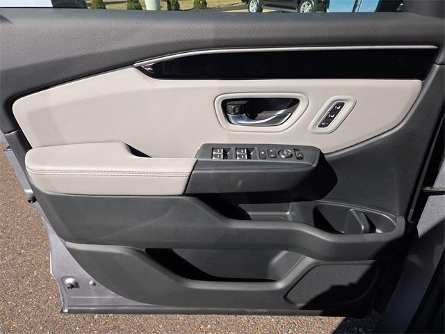 new 2025 Honda Pilot car, priced at $44,108