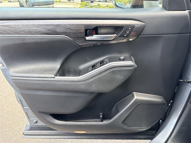 used 2021 Toyota Highlander car, priced at $35,987