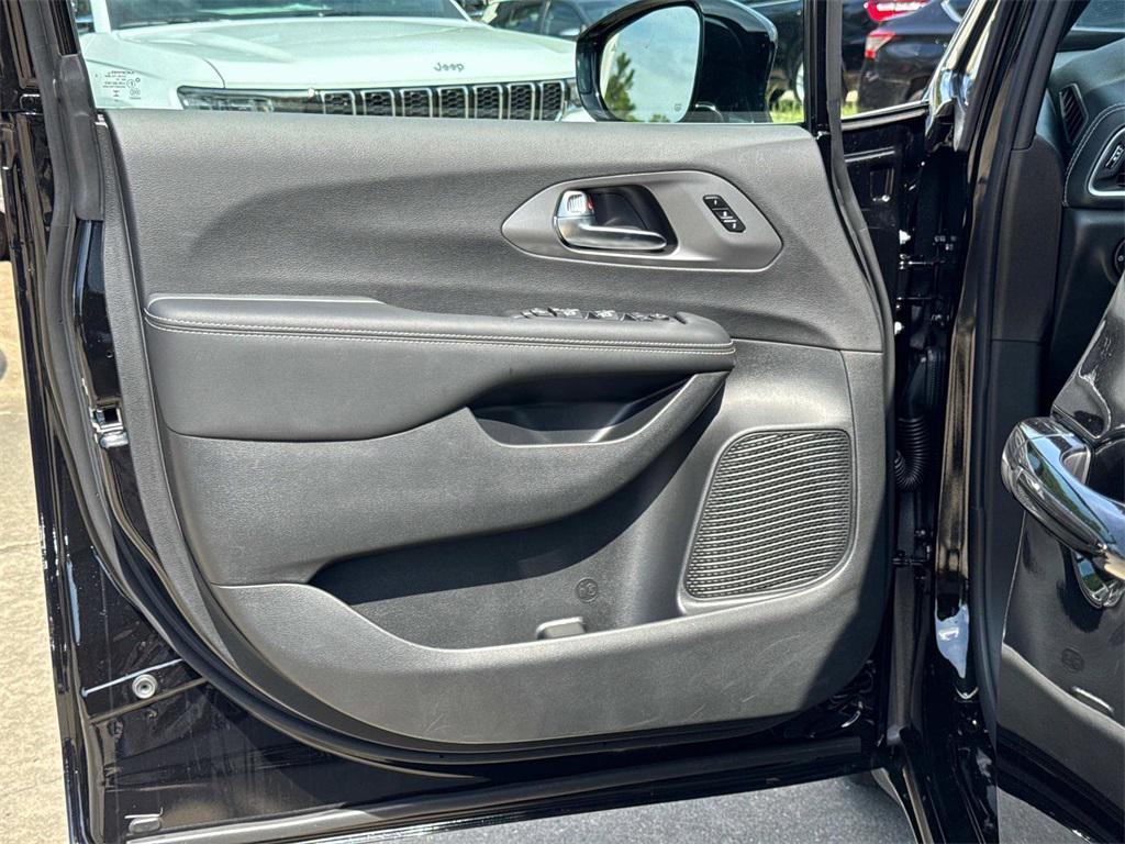 new 2025 Chrysler Pacifica car, priced at $47,620