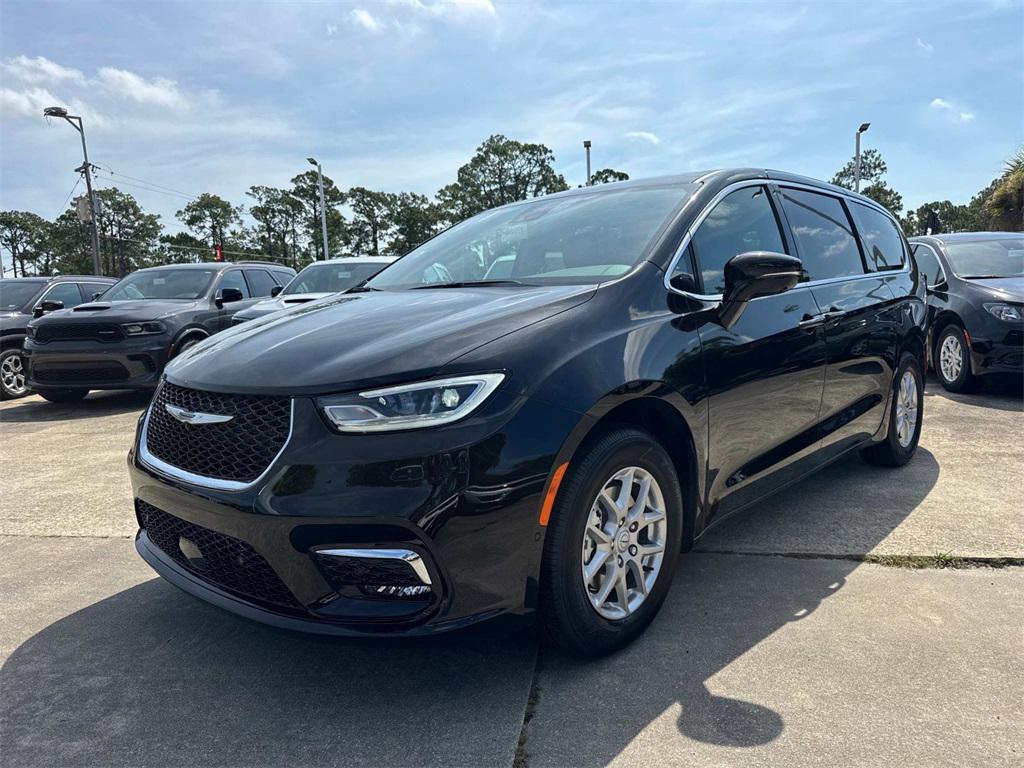 new 2025 Chrysler Pacifica car, priced at $47,620