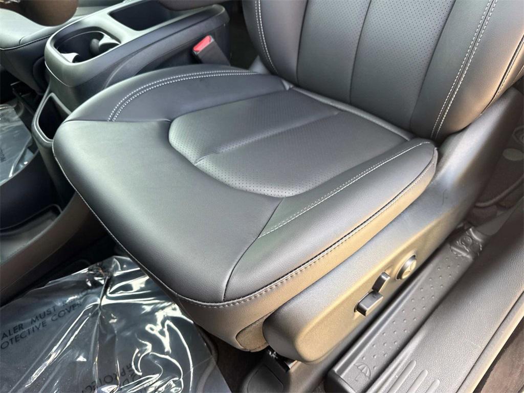 new 2025 Chrysler Pacifica car, priced at $47,620