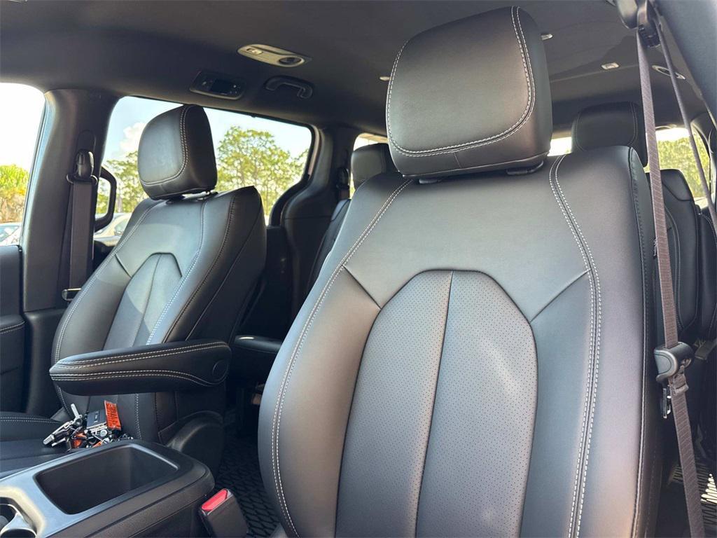 new 2025 Chrysler Pacifica car, priced at $47,650