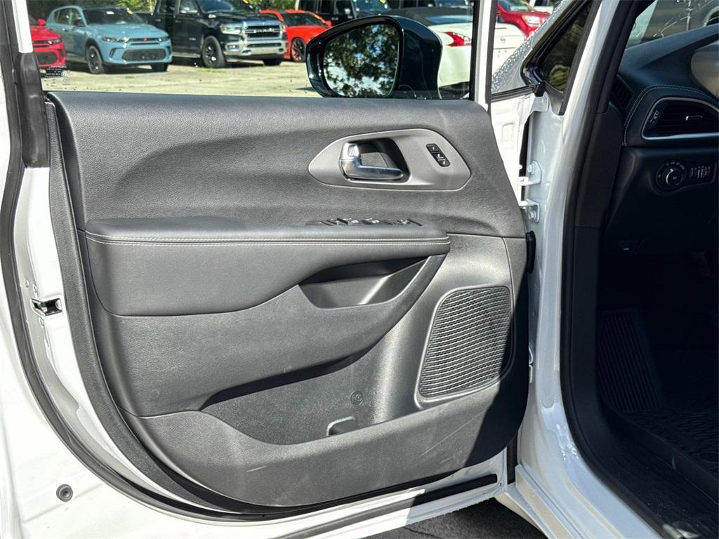 new 2025 Chrysler Pacifica car, priced at $47,650