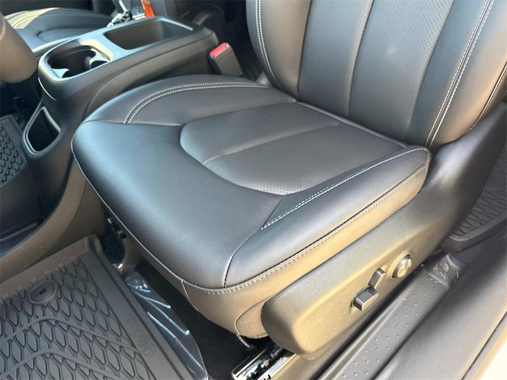 new 2025 Chrysler Pacifica car, priced at $47,650