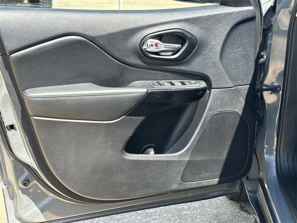 used 2023 Jeep Cherokee car, priced at $20,944