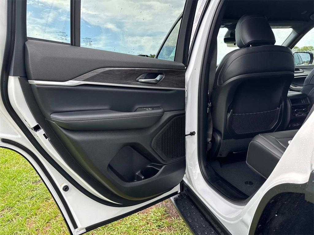 new 2025 Jeep Grand Cherokee car, priced at $49,495