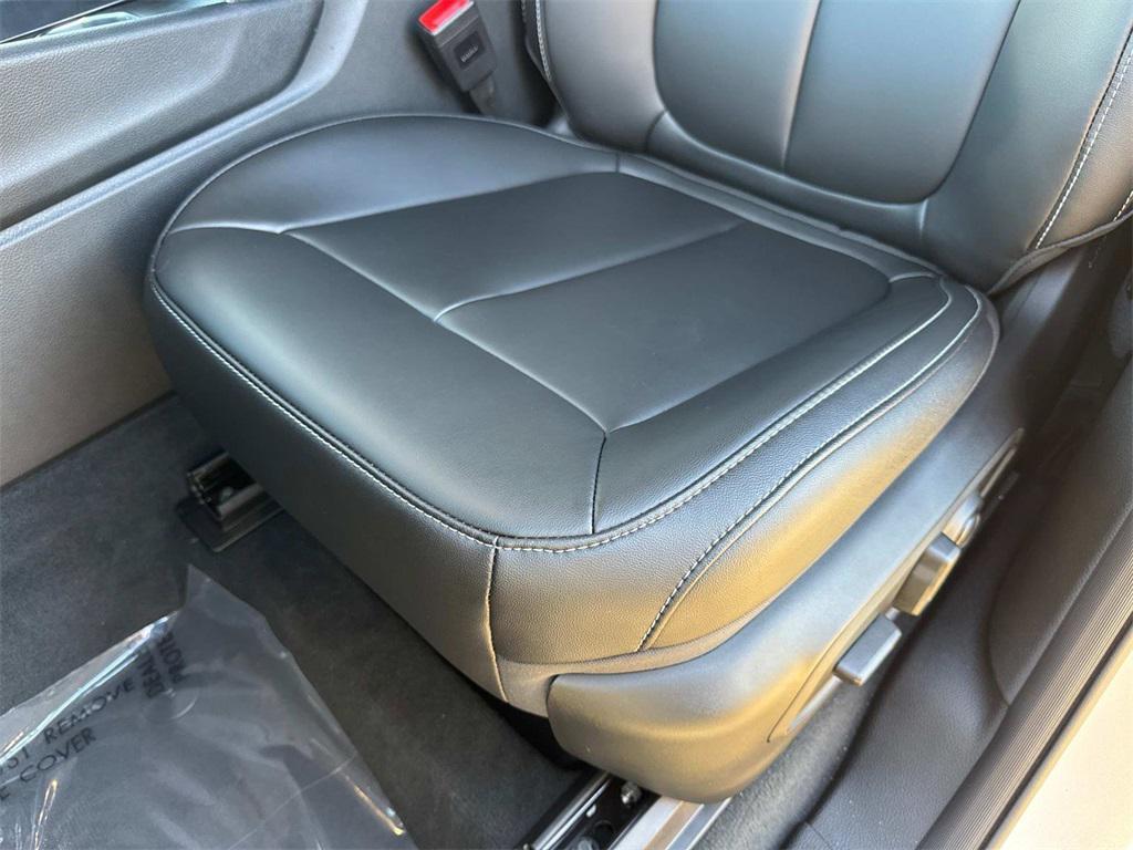 new 2025 Jeep Grand Cherokee car, priced at $48,490