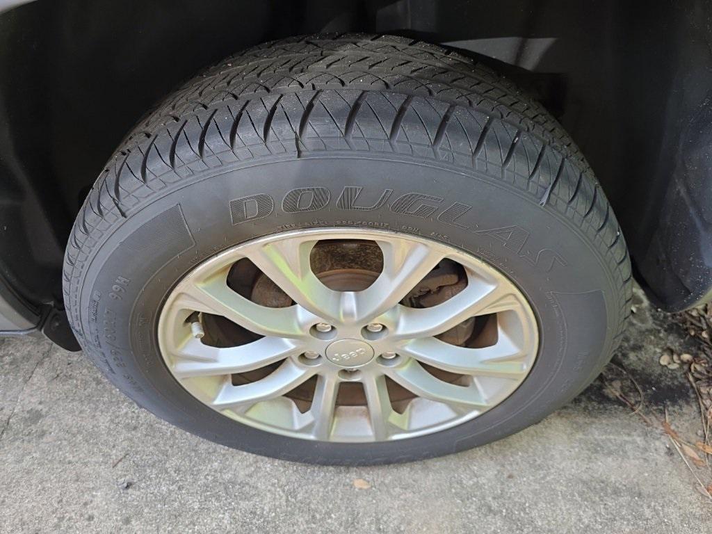 used 2019 Jeep Cherokee car, priced at $14,222