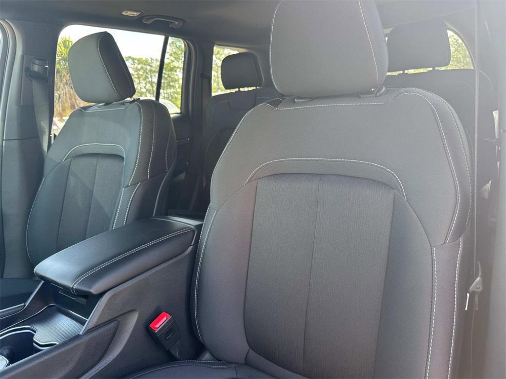 new 2025 Jeep Grand Cherokee car, priced at $41,575