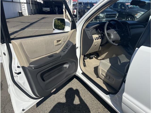 used 2002 Toyota Highlander car, priced at $10,995