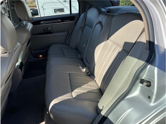 used 2005 Lincoln Town Car car, priced at $6,995