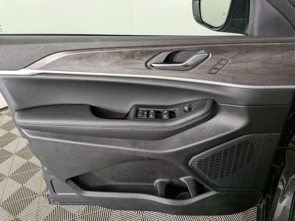 new 2025 Jeep Grand Cherokee car, priced at $50,704