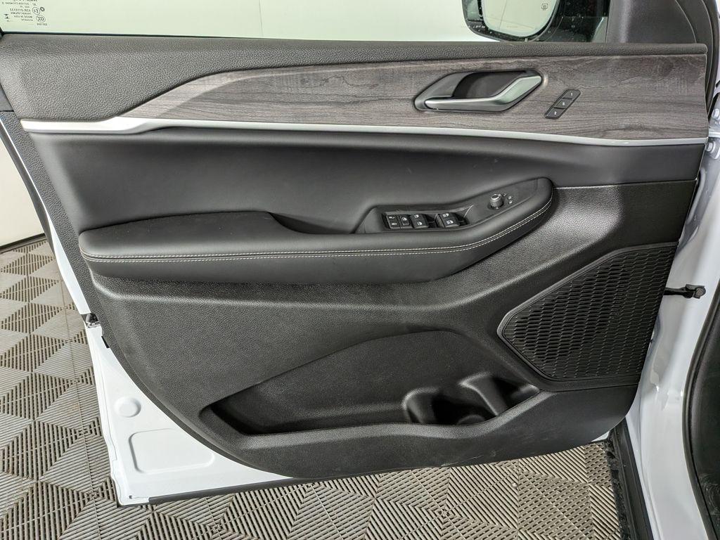 new 2025 Jeep Grand Cherokee L car, priced at $53,974