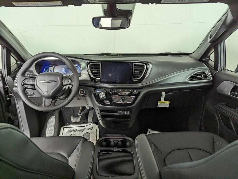 new 2023 Chrysler Pacifica Hybrid car, priced at $41,671