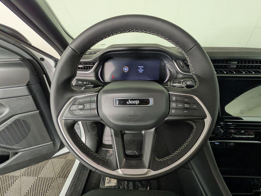 new 2025 Jeep Grand Cherokee car, priced at $39,904