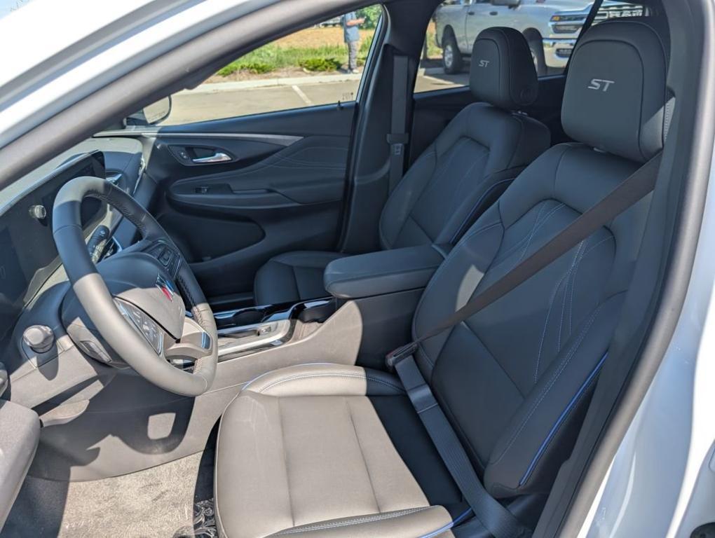 new 2025 Buick Envista car, priced at $27,089