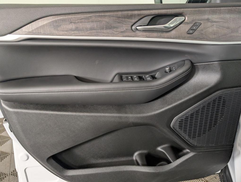 new 2025 Jeep Grand Cherokee L car, priced at $43,975