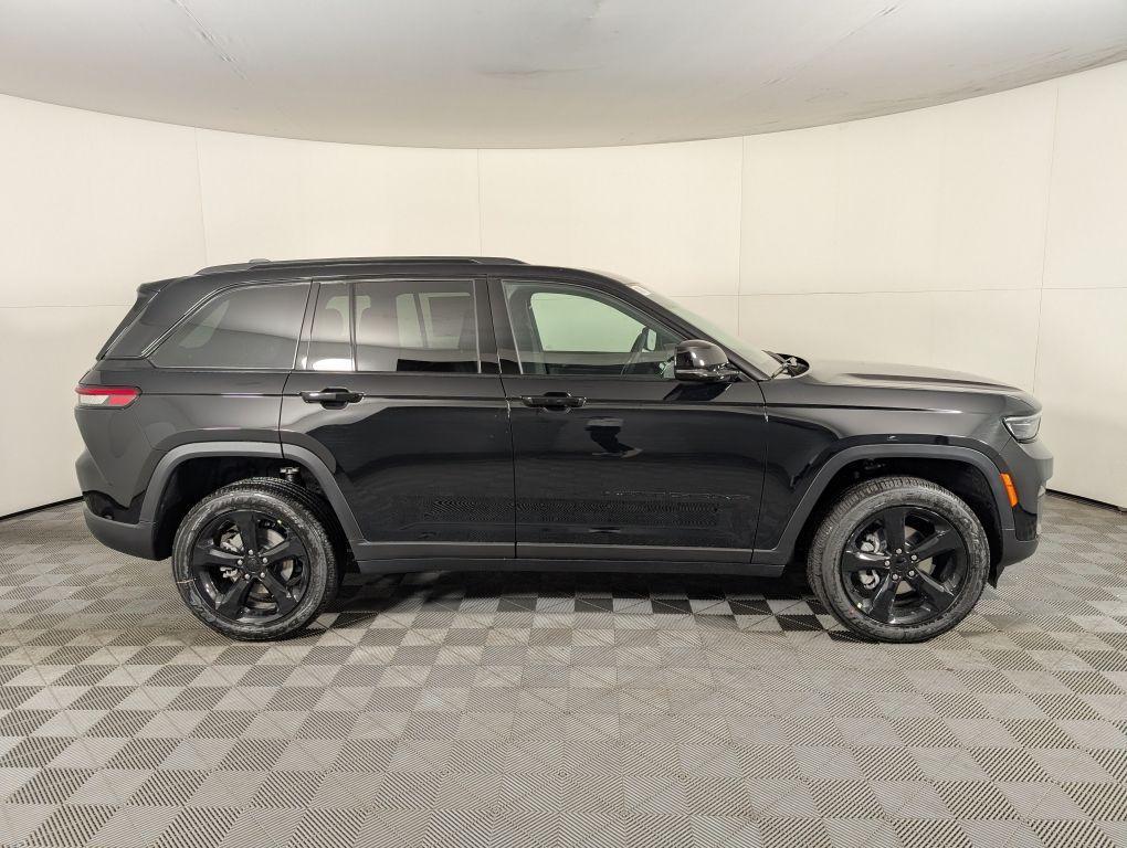 new 2025 Jeep Grand Cherokee car, priced at $43,993