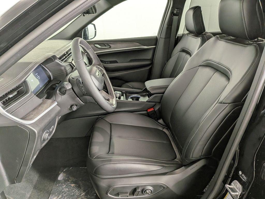 new 2025 Jeep Grand Cherokee car, priced at $50,704