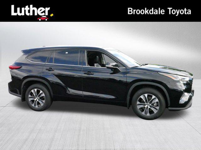 used 2022 Toyota Highlander car, priced at $39,995