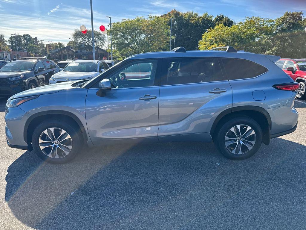 used 2022 Toyota Highlander car, priced at $37,489