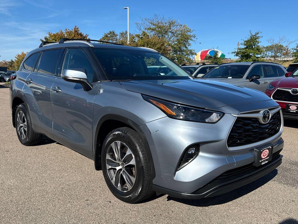 used 2022 Toyota Highlander car, priced at $37,489