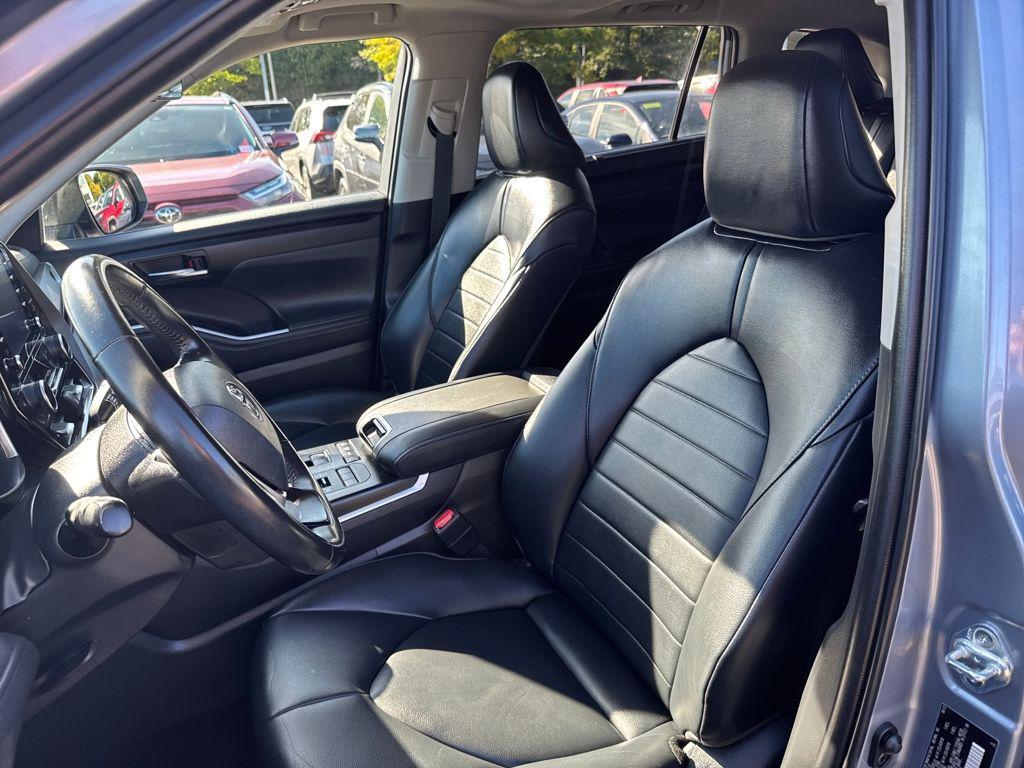 used 2022 Toyota Highlander car, priced at $37,489