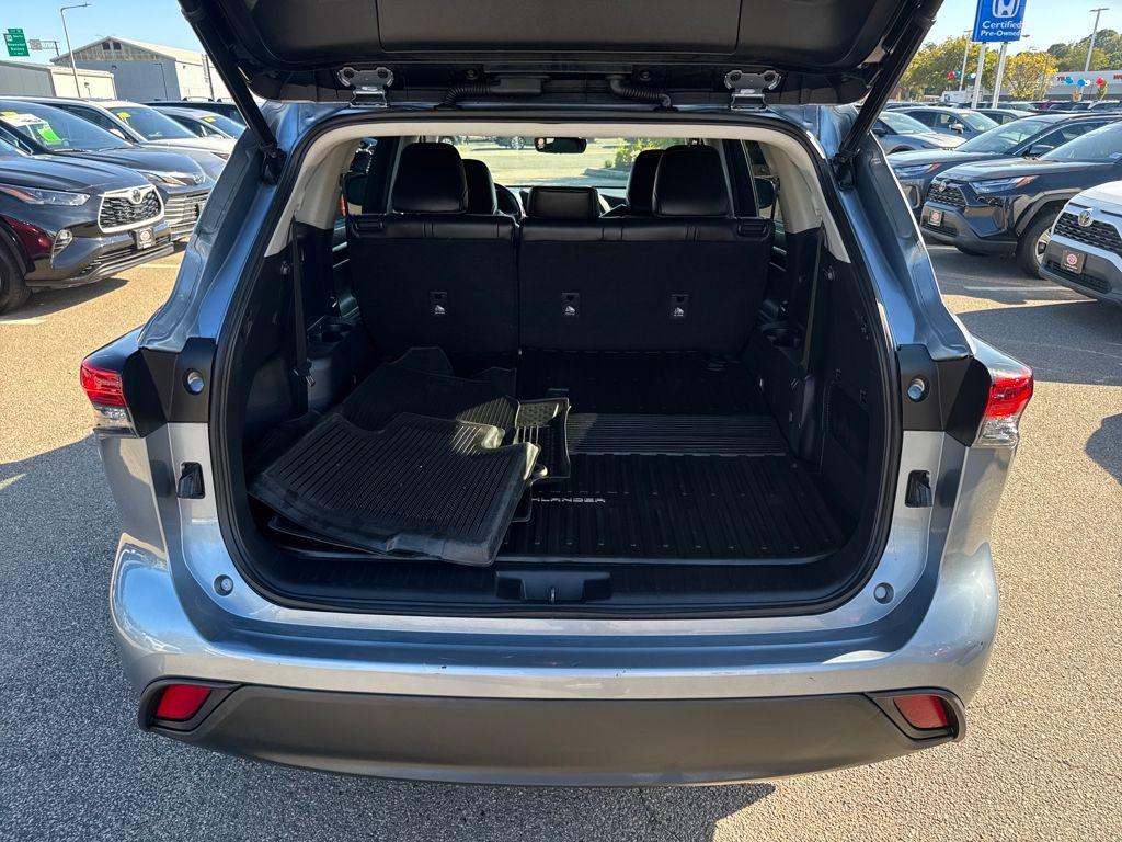 used 2022 Toyota Highlander car, priced at $37,489