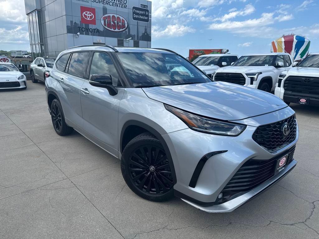used 2023 Toyota Highlander car, priced at $41,999