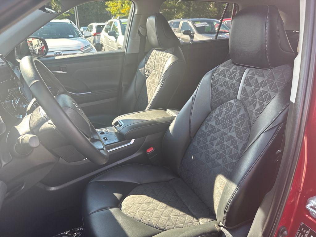 used 2024 Toyota Highlander Hybrid car, priced at $48,498
